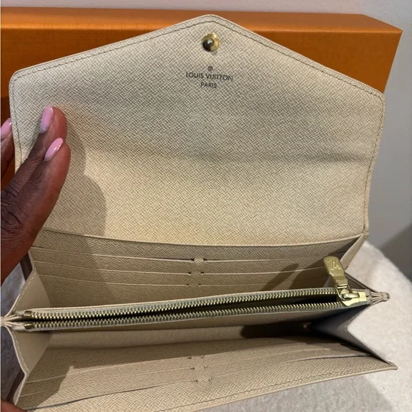 Louis Vuitton Sarah Damier Azur Wallet - Cream and Gray - Picture 4 of 7